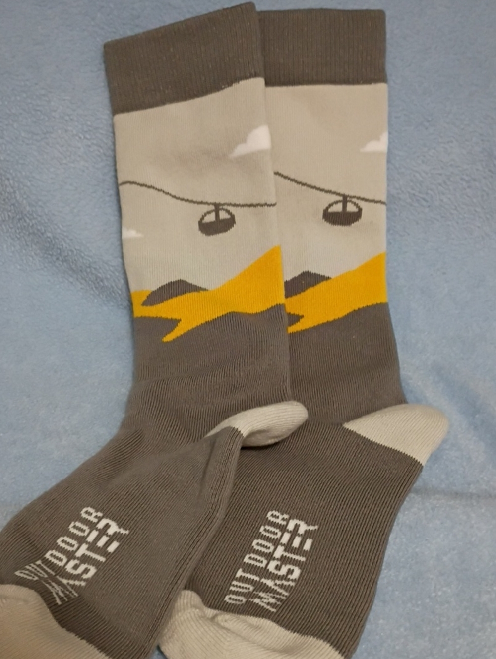 Outdoor Vibes Men’s Gray & Yellow Mountain Cable Car Crew Socks - New